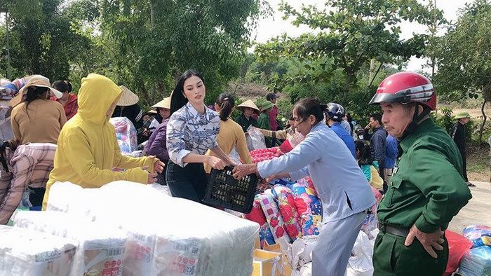 Đợt mưa lớn kỷ lục vừa qua trên địa bàn tỉnh Hà Tĩnh đã có hơn 18.000 hộ với hơn 59.000 người phải sơ tán. Chính vì thế những món quà thiết thực của cả ekip đã kịp thời giúp bà con nơi đây vơi bớt đi những buồn lo.