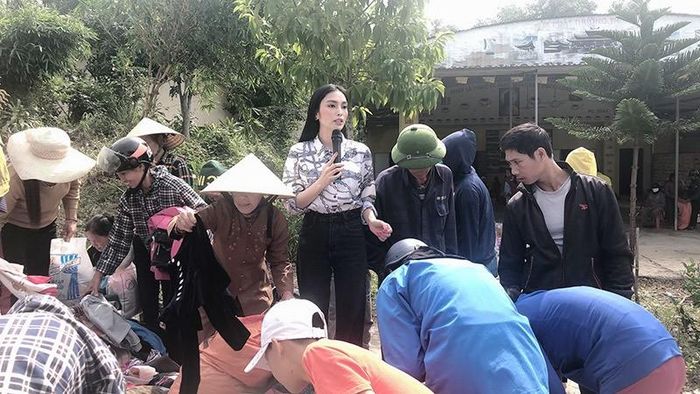 Kim Huyền Sâm cùng ekip không quản ngại đẩy thuyền vào sâu trong vùng lũ để đến gần nhà các hộ dân bị ngập, trao 40 suất quà.