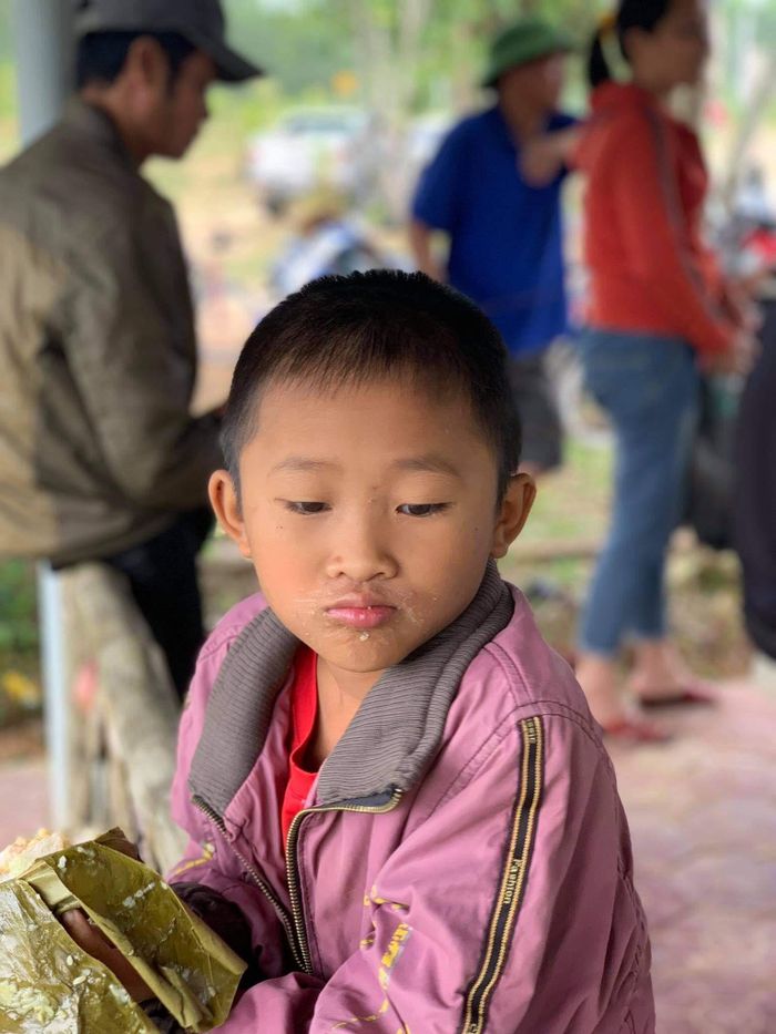 Xót xa khi nhìn thấy những em bé không được ăn no trong nhiều ngày qua.