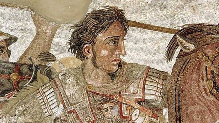 Tuy nhiên, sau hơn 200 năm tồn tại và phát triển, đế chế Achaemenid diệt vong. Alexander Đại đế của vương quốc Macedonia chính là người dẫn quân chinh phục Achaemenid đưa tên tuổi của ông trở thành huyền thoại trong giới quân sự thế giới.