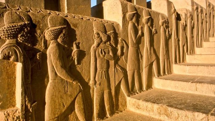 Ngoài ra, hoạt động buôn bán, thương mại ở đế chế Achaemenid có sự phát triển nhanh. Thông qua hệ thống đường xá cùng các bến cảng, giao thương ở khắp các vùng thuộc đế chế này vô cùng sầm uất và náo nhiệt.