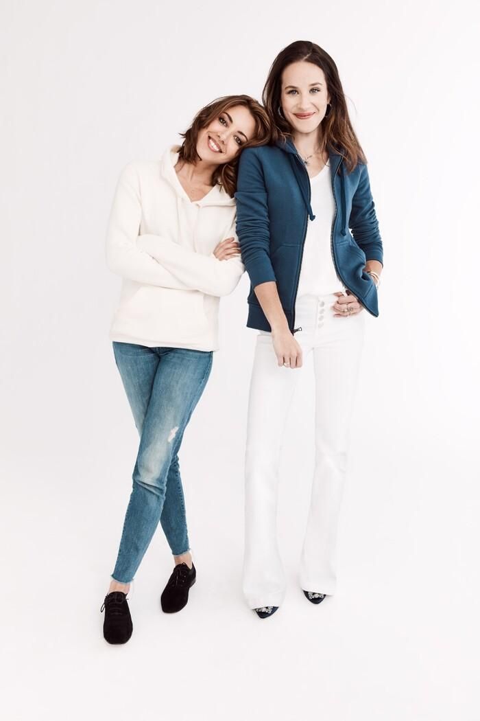Ashley mặc chiếc áo hoodie do chính công ty thời trang của mình sản xuất.