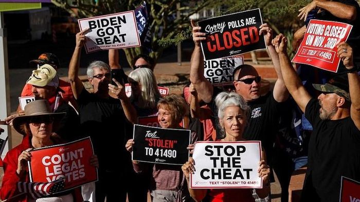 Những người ủng hộ Tổng thống Mỹ Donald Trump trước Tòa thị chính Phoenix bang Arizona, ngày 5/11. (Nguồn: Reuters)