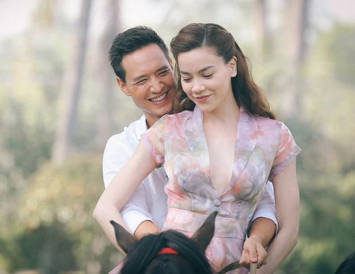  Kim Lý và Hà Hồ hẹn hò vào năm 2017, cả hai bén duyên sau khi cùng tham gia đóng MV Cả Một Trời Thương Nhớ. Từ sau khi chính thức công khai bên nhau, Kim Lý và Hà Hồ luôn song hành cùng nhau trong công việc và cuộc sống. 