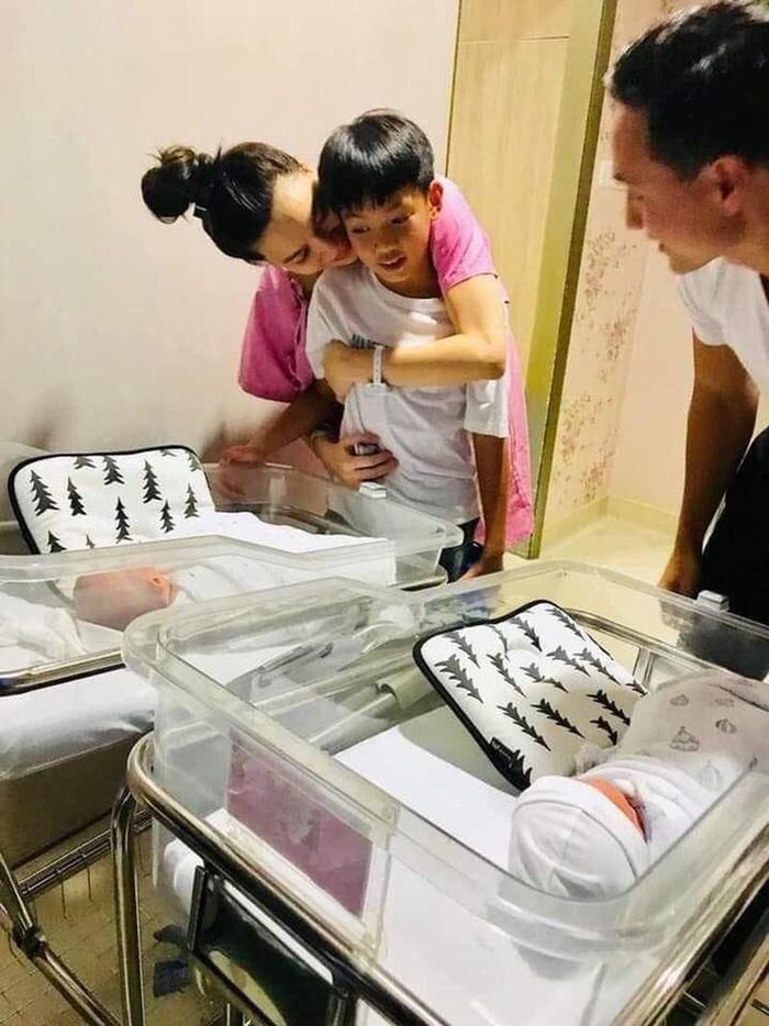 Ngoài dành tình yêu cho đôi trai gái, Kim Lý còn rất yêu thương và hết mực nuông chiều bé Subeo. 