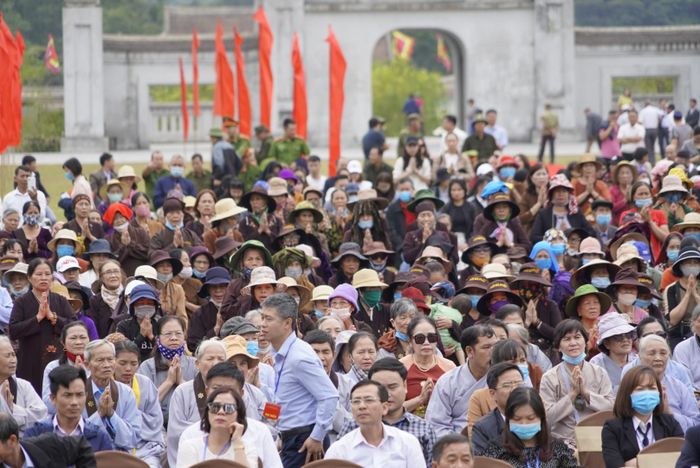Đông đảo phật tử, du khách đến tham dự lễ khai mạc.