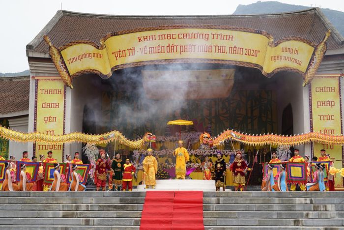 Mở đầu chương trình là màn múa rồng lân rộn rã và các tiết mục nghệ thuật đặc sắc được dàn dựng quy mô, thể hiện không khí lễ hội tươi vui, chào đón du khách thập phương về với Yên Tử.
