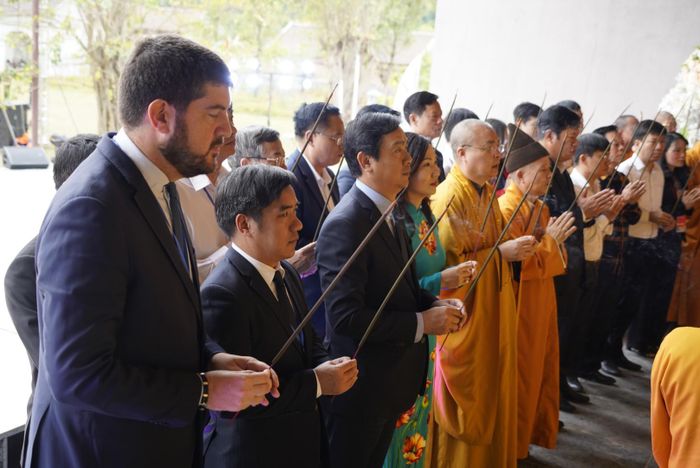 Đại diện lãnh đạo tỉnh Quảng Ninh cùng chư tăng phật tử thắp hương lễ Phật.