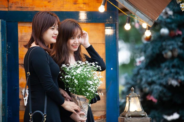 Những không gian được bố trí phối cảnh với cúc họa mi đã tạo sự mới lạ cũng như tăng thêm những góc "check-in" của giới trẻ.