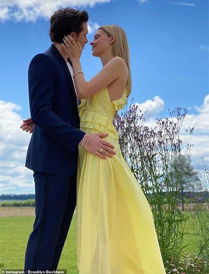 Brooklyn Beckham kém Nicola Peltz 4 tuổi.