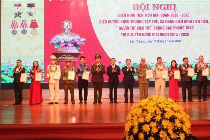 Đại diện Cục Xây dựng phong trào bảo vệ An ninh Tổ quốc, Thành ủy Hà Nội và quận Bắc Từ Liêm trao danh hiệu điển hình tiên tiến trong phong trào phòng chống tội phạm quận Bắc Từ Liêm cho 10 cá nhân