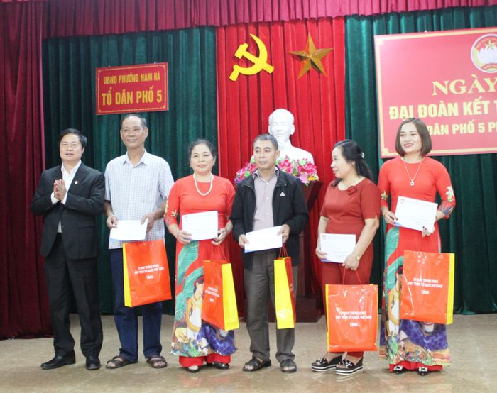Đại diện UBTƯ MTTQ Việt Nam tặng quà cho 5 gia đình tiêu biểu tích cực tham gia các cuộc vân động, phong trào thi đua yêu nước.