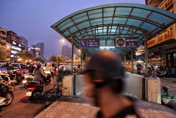 Cửa hầm đi bộ chắn 1 làn đường Trường Chinh khiến các phương tiện rẽ phải đi Tây Sơn gặp khó khăn. Ảnh: H.Q.