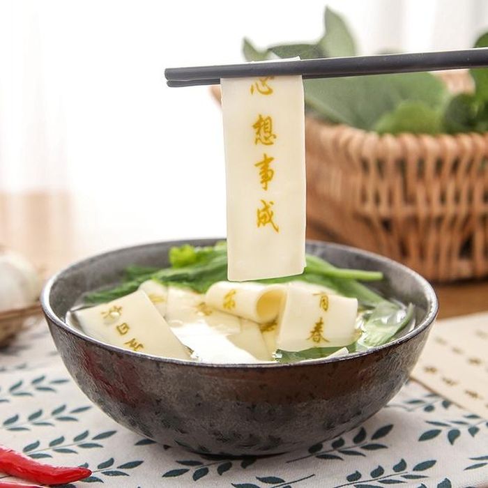 Chỉ với 4 USD, bạn có thể yêu cầu in tên, lời chúc hay bất cứ thứ gì lên sợi mì. Cửa hàng cho biết họ sử dụng loại mực “đặc biệt” an toàn, có thể ăn được. Mục đích của sản phẩm này là tạo bất ngờ cho gia đình, bạn bè hoặc người yêu. Ở mục bình luận, một khách hàng chia sẻ rằng cô đã khiến bạn thân vô cùng bất ngờ khi nấu món mì có dòng chữ “chúc mừng sinh nhật”.