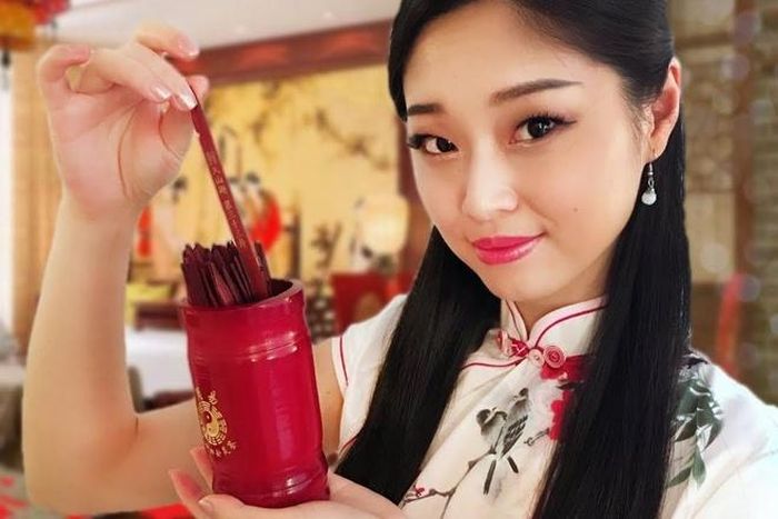  Trên trang thương mại điện tử Tmall, một tài khoản cung cấp dịch vụ “tiên đoán vận mệnh” của khách hàng thông qua ngày sinh - bao gồm đường tình duyên, học vấn, sự nghiệp và tài chính - chỉ với giá 5,3 USD. Tài khoản này cam kết "sẽ trả lời đến khi nào quý khách hàng hài lòng mới thôi”. Hơn 2.000 người đã trải nghiệm và nhận xét về dịch vụ này. Một số bình luận còn khẳng định “cực kỳ chính xác”. Tuy nhiên, hầu hết người dùng hiểu rằng đây chỉ là một dịch vụ giải trí, phần nào an ủi họ trong thời điểm khó khăn. 
