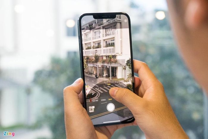 iPhone 12 Pro Max cũng có tiêu cự phóng đại (zoom) dài hơn. So với ống góc rộng, ống telephoto của iPhone 12 Pro Max đạt mức zoom 5x, còn iPhone 12 Pro là 4x. Khi thử qua, tôi nhận thấy ảnh zoom của iPhone 12 Pro Max nét hơn. Máy còn có nhiều cải tiến về phần mềm xử lý ảnh. Thuật toán Smart HDR 3 đã thông minh hơn khi cho khả năng khử nhiễu tốt hơn iPhone 11. Đây cũng là mẫu smartphone đầu tiên có khả năng quay HDR Dolby Vision. Về cơ bản, HDR trong quay video sẽ giúp thu sáng tốt hơn, nhiều chi tiết hơn so với SDR hay HDR tiêu chuẩn.