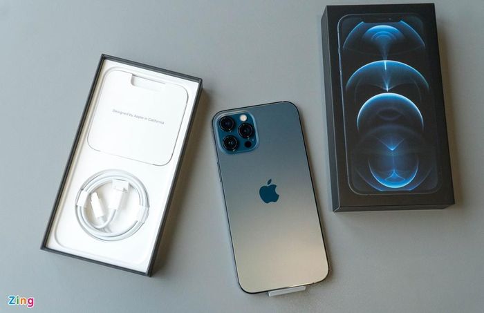  Những chiếc iPhone 12 Pro Max sẽ được bán chính hãng tại Việt Nam từ ngày 27/11, với mức giá từ 30,5 triệu. Người mang sản phẩm về Việt Nam nói với Zing rằng anh mua về dùng chứ không bán. Theo anh, một số dân buôn đã mang iPhone 12 Pro Max về và giao hàng tại sân bay.