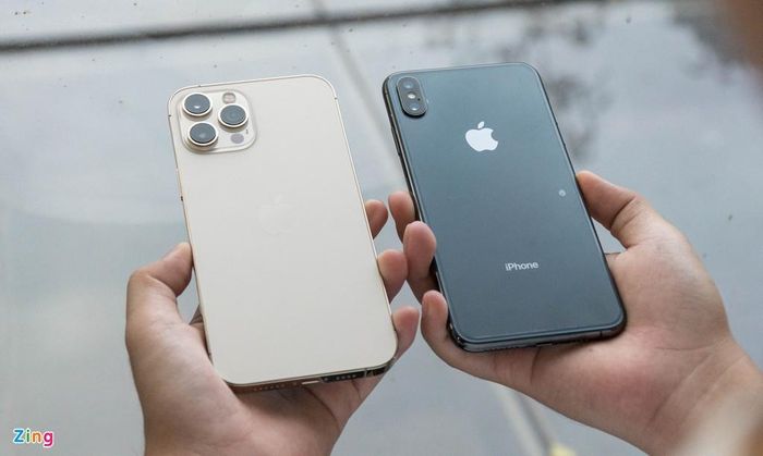  Cầm bên cạnh iPhone XS Max (có kích thước tương đương iPhone 11 Pro Max), iPhone 12 Pro Max nhìn không lớn hơn quá nhiều. Tuy nhiên, cảm giác cầm nắm có sự khác biệt rõ rệt bởi chiếc iPhone mới có phần khung vuông vắn, máy nặng. 