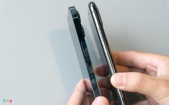  Phần khung của iPhone 12 Pro Max vuông hơn. Khi cầm máy, tôi có cảm giác "ghê tay", sợ rơi hơn chiếc XS Max. Để sử dụng thoải mái chiếc iPhone này, tôi cần dùng tới 2 tay. 