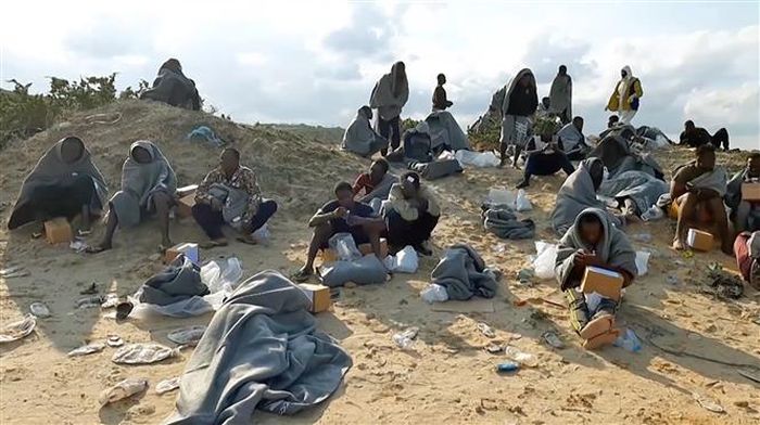 Người di cư sống sót sau vụ đắm tàu được đưa lên bờ biển al-Khums, cách thủ đô Tripoli của Libya 120km về phía tây, ngày 12/11/2020. Ảnh: AFP/ TTXVN
