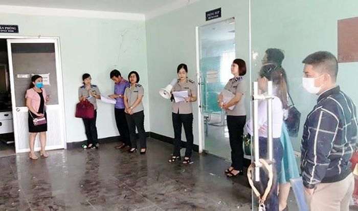 Các lực lượng chức năng thực hiện kê biên tài sản của Cty TNHH MTV TBO VINA.