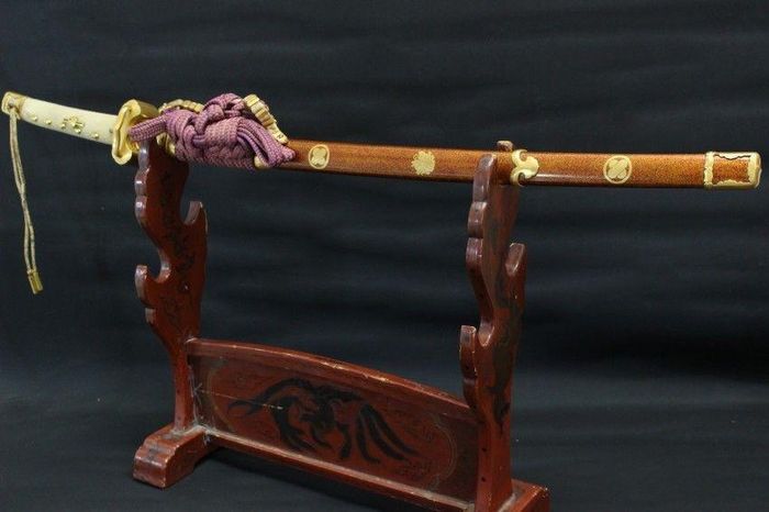 Ở Nhật Bản ngày nay, kiếm tachi vẫn được sản xuất song hành với kiếm katana, nhưng tên tuổi của nó mờ nhạt hơn nhiều so với "hậu bối" của mình...