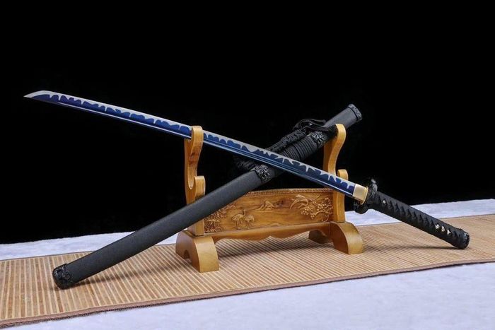 Khi mang theo người, tachi được đeo với lưỡi kiếm (mặt sắc dùng để chém) hướng xuống dưới còn katana lại hướng lên trên.