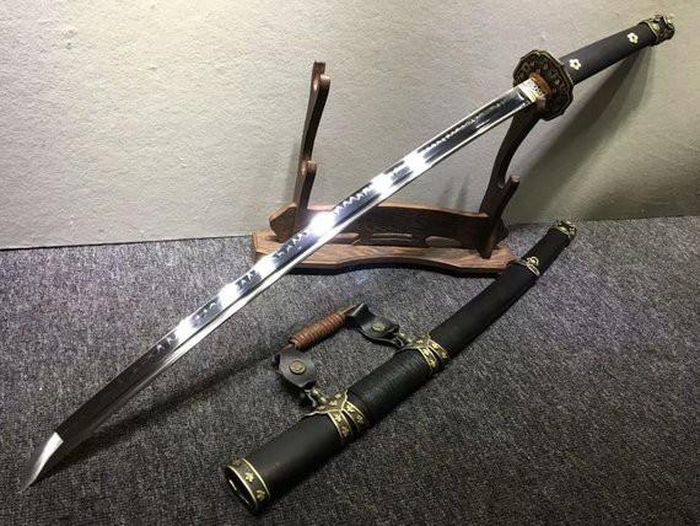 Trước khi katana được chế tạo, các samurai Nhật Bản đã được trang bị một loại kiếm gọi là tachi (thái đao). Xuất hiện vào khoảng thế kỷ thứ 10, đến cuối thế kỷ 16, kiếm tachi phát triển thành hai loại kiếm katana và odachi.