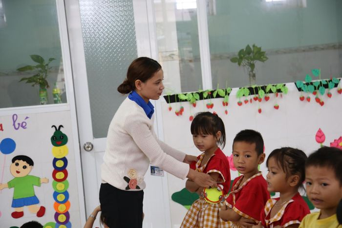 Cô Linh cùng học sinh dân tộc