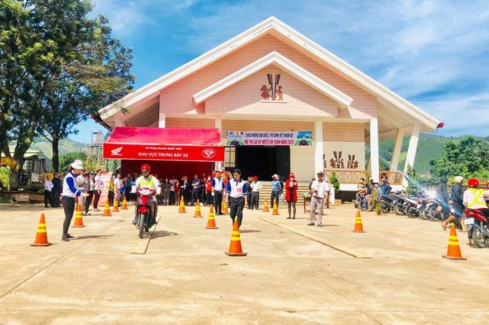 Các thi sinh tham gia phần thi thực hành trên sa hình ván hẹp