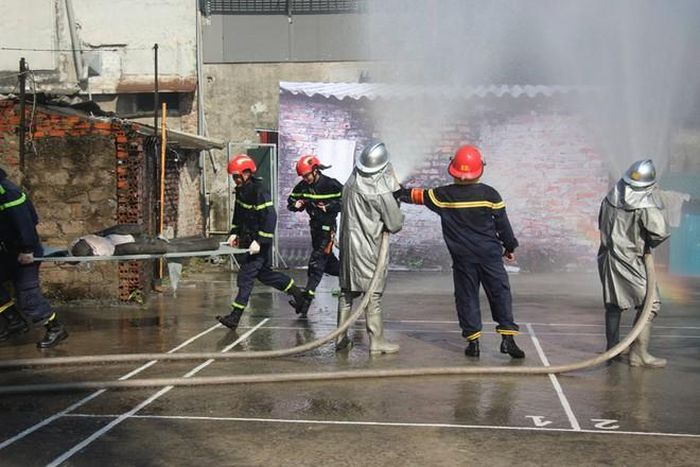 Lực lượng Cảnh sát PCCC và CNCH - CAQ Ba Đình diễn tập chữa cháy và tìm kiếm cứu nạn tại phường Phúc Xá