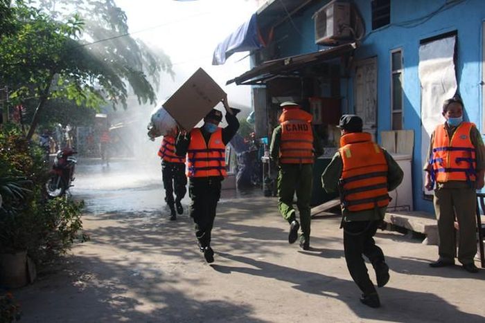 Lực lượng Công an diễn tập phòng chống, ứng phó thiên tai và cháy nổ tại phường Phúc Xá, quận Ba Đình