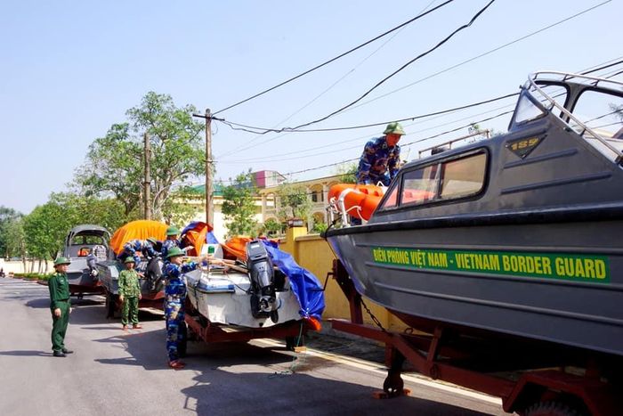 BĐBP Hà Tĩnh huy động lực lượng, phương tiện giúp dân phòng chống bão số 13.