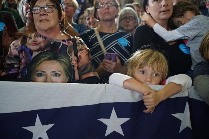  Vào năm 2016, hầu hết kết quả khảo sát đều cho rằng bà Hillary Clinton sẽ chiến thắng. Ảnh: New York Times. 