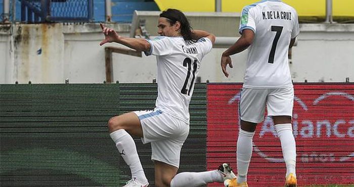 Cavani ăn mừng bàn mở tỷ số vào lưới Colombia