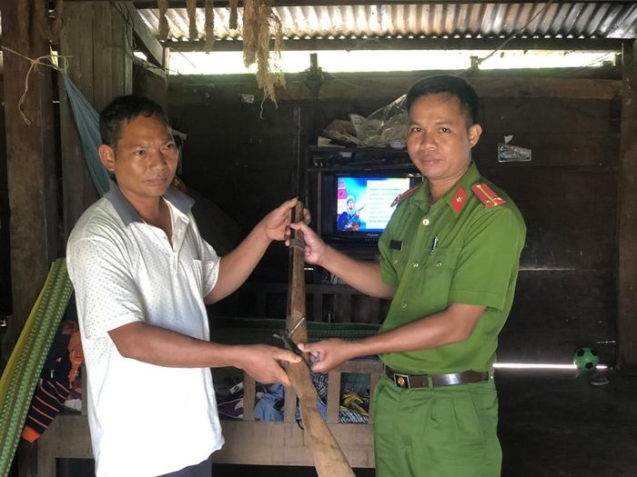 Người dân tích cực giao nộp vũ khí cho CAX Nâm Nung.