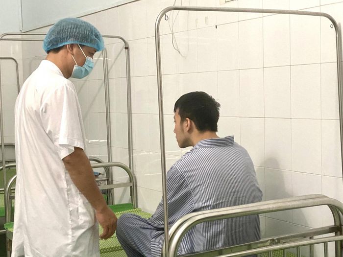Bác sĩ thăm hỏi bệnh nhân rối loạn tâm thần do ma túy.