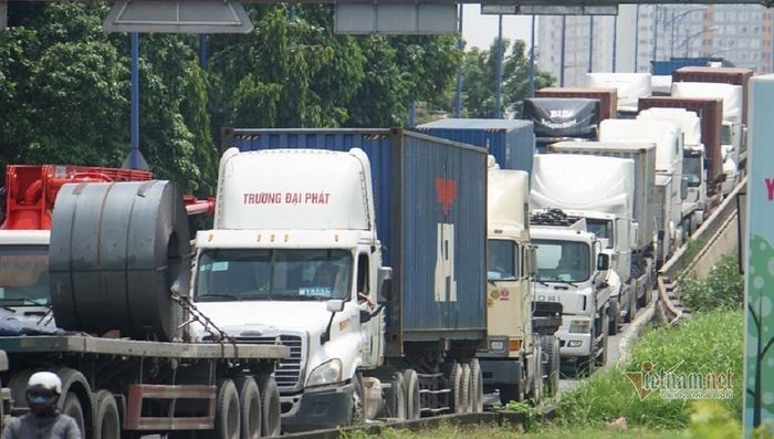 Xe container thường xuyên xếp hàng kéo dài, di chuyển khó khăn ở cửa ngõ cảng Cát Lái do kẹt xe