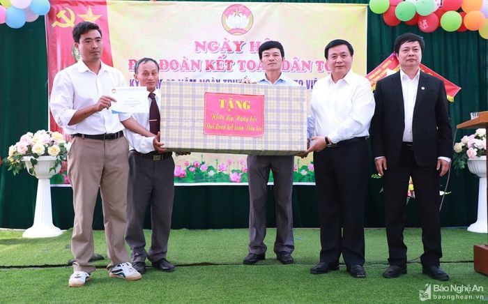 Đồng chí Nguyễn Xuân Thắng trao quà cho khu dân cư thôn 1, xã Thanh Lâm (Thanh Chương). Ảnh; Thành Duy