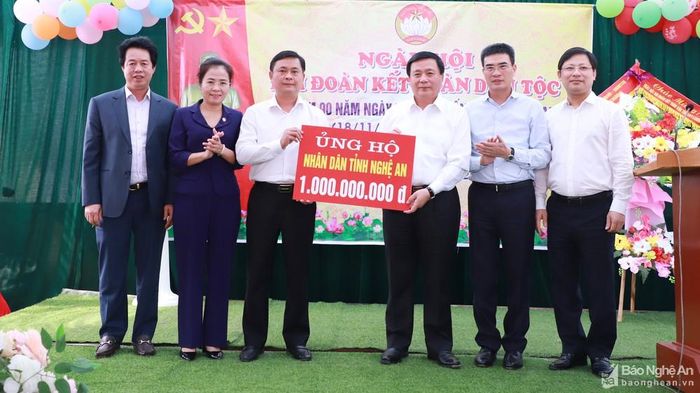 Bí thư Trung ương Đảng Nguyễn Xuân Thắng trao hỗ trợ khắc phục thiên tai cho tỉnh Nghệ An. Ảnh: Thành Duy