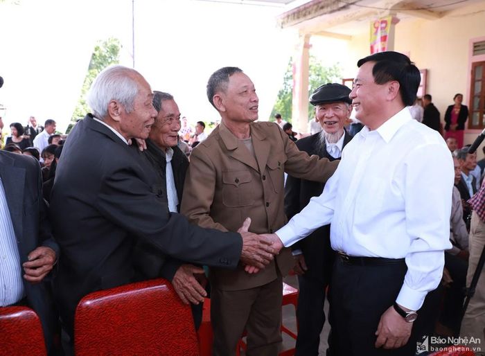 Bí thư Trung ương Đảng Nguyễn Xuân Thắng trò chuyện cùng người dân địa phương. Ảnh: Thành Duy
