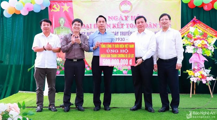 Bí thư Trung ương Đảng Nguyễn Xuân Thắng trao hỗ trợ huyện Thanh Chương 500 tấn xi măng. Ảnh: Thành Duy
