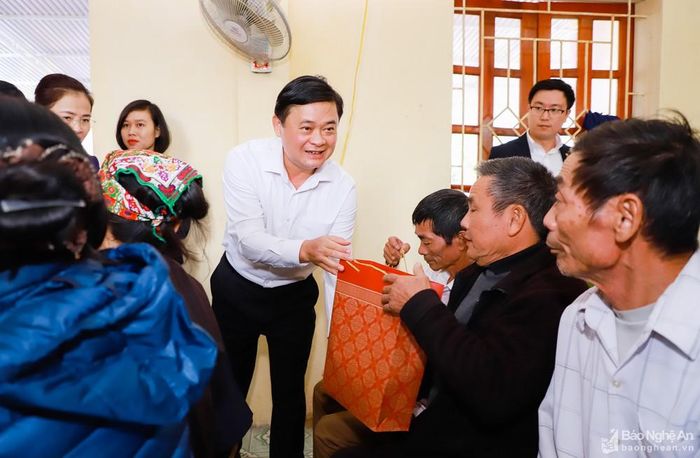 Bí thư Tỉnh ủy Nghệ An Thái Thanh Quý trao tặng quà cho người dân 2 xã Thanh Lâm, Thanh Giang bị thiệt hại do lũ lụt vừa qua. Ảnh: Thành Duy