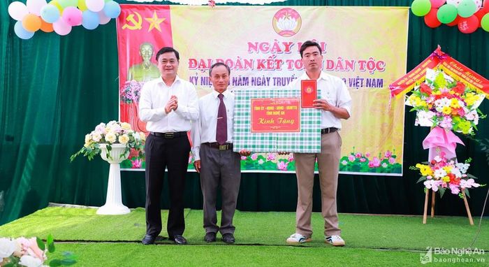 Đồng chí Thái Thanh Quý - Ủy viên Dự khuyết Trung ương Đảng, Bí thư Tỉnh ủy tặng quà của tỉnh cho khu dân cư thôn 1, xã Thanh Lâm (Thanh Chương). Ảnh: Thành Duy