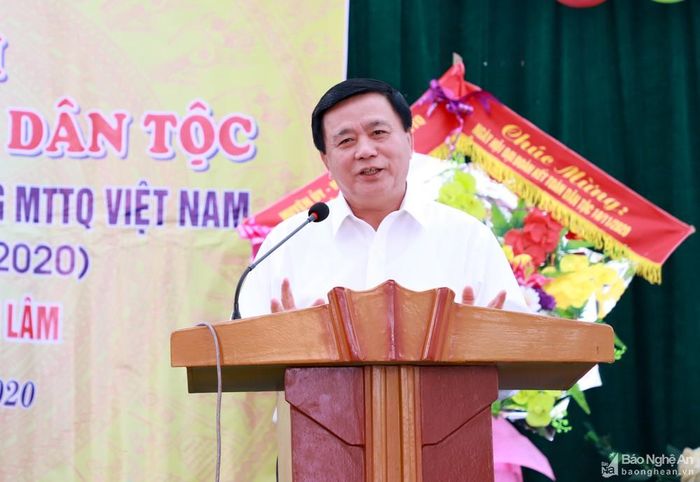 Đồng chí Nguyễn Xuân Thắng - Bí thư Trung ương Đảng, Giám đốc Học viện Chính trị Quốc gia Hồ Chí Minh, Chủ tịch Hội đồng Lý luận Trung ương nói chuyện cùng người dân thôn 1, xã Thanh Lâm (Thanh Chương). Ảnh: Thành Duy