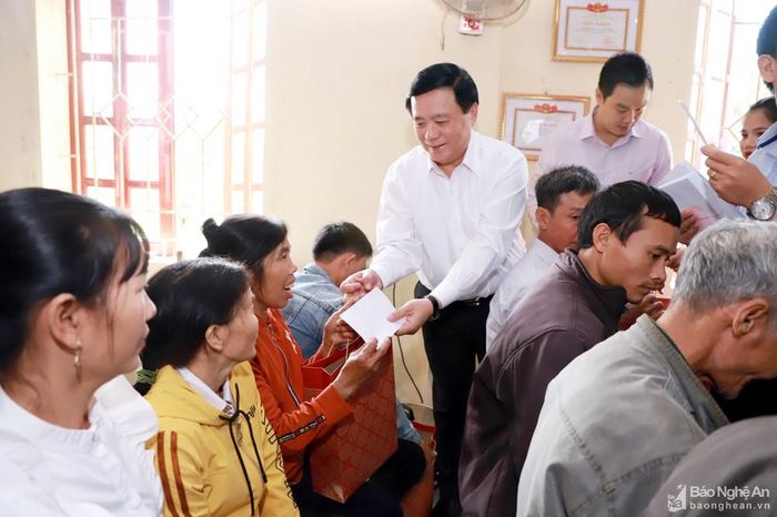 Bí thư Trung ương Đảng Nguyễn Xuân Thắng trao tặng quà cho người dân 2 xã Thanh Lâm, Thanh Giang bị thiệt hại do lũ lụt vừa qua. Ảnh: Thành Duy