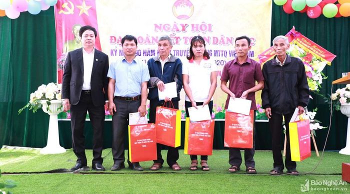 Đồng chí Vũ Dương Châu - Trưởng ban Dân tộc, Ủy ban Trung ương MTTQ Việt Nam tặng quà cho người dân thôn 1, xã Thanh Lâm (Thanh Chương). Ảnh: Thành Duy