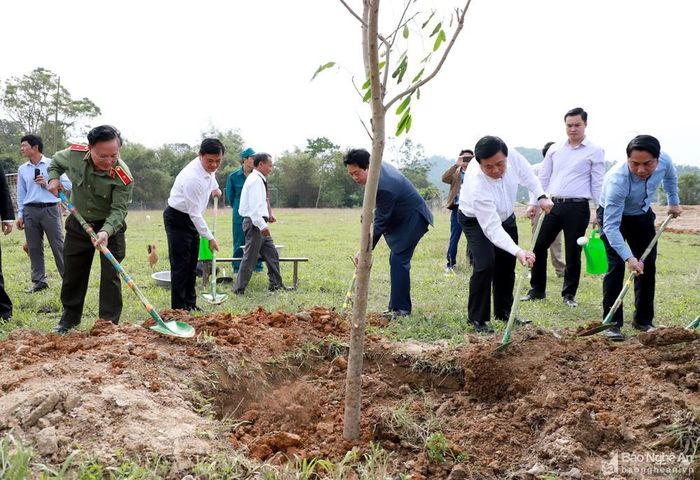Đồng chí Nguyễn Xuân Thắng cùng các đồng chí lãnh đạo tỉnh, huyện trồng cây dọc tuyến đường vào thôn 1, xã Thanh Lâm (Thanh Chương). Ảnh: Thành Duy