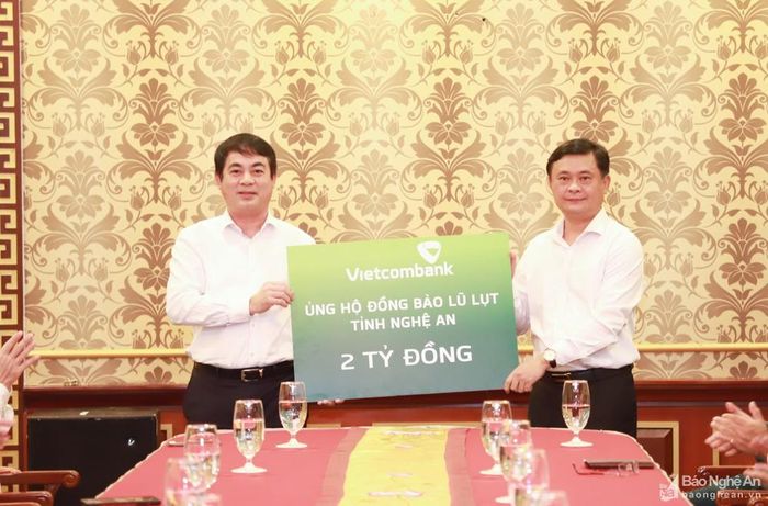 Chủ tịch Hội đồng Quản trị Ngân hàng Thương mại cổ phần Ngoại thương Việt Nam trao hỗ trợ tỉnh Nghệ An 2 tỷ đồng ủng hộ đồng bào lũ lụt. Ảnh: Thành Duy