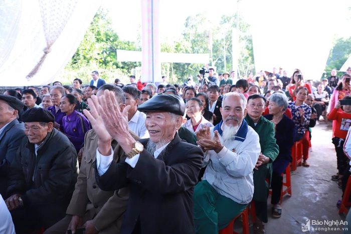 Người dân thôn 1, xã Thanh Lâm, (Thanh Chương) vui Ngày hội Đại đoàn kết toàn dân tộc. Ảnh: Thành Duy